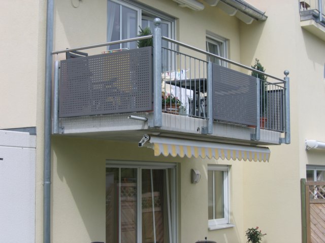 balkonmitstbenufarbigemlochblech.jpg