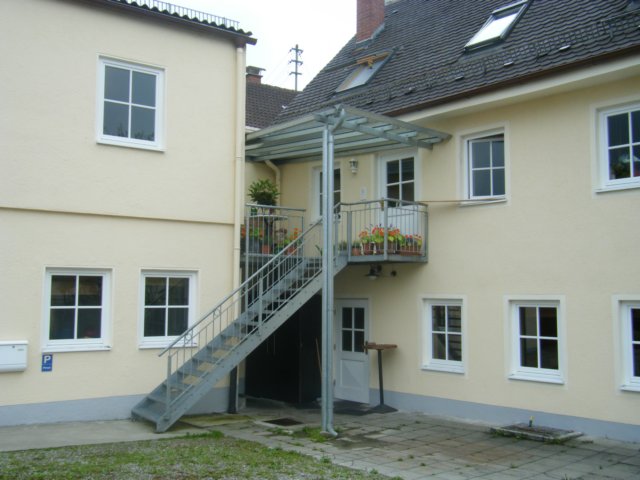 auentreppemitpodestuberdachung.jpg