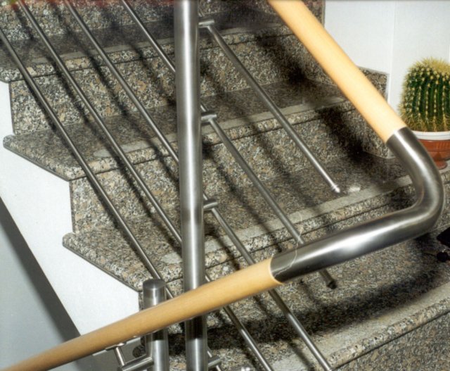 treppengelnderholzedelstahl.jpg